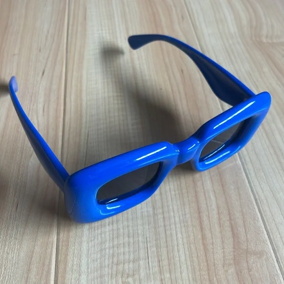 big fun vibrant blue glasses - Picture 3 of 5